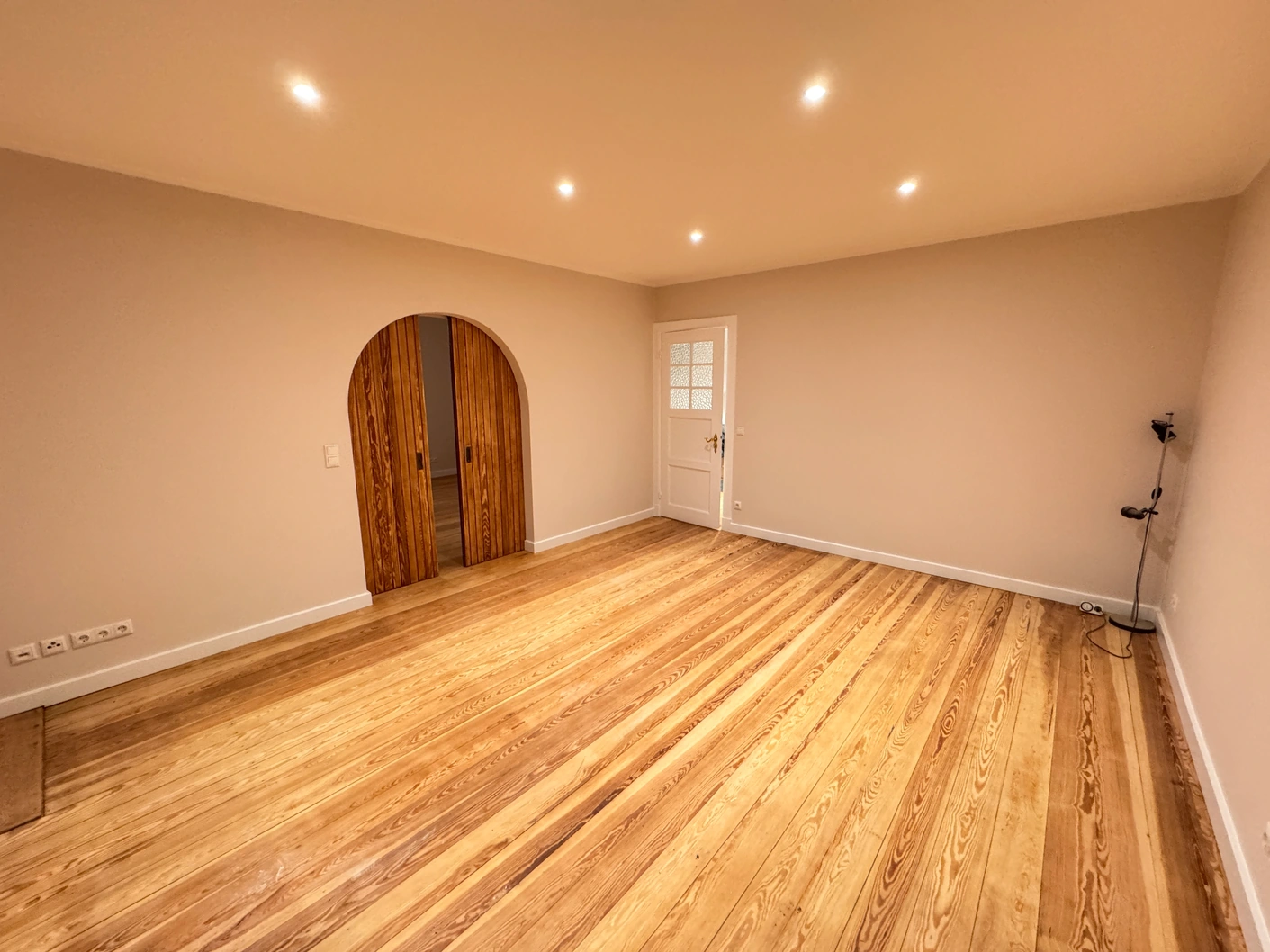 Maler Neuallermöhe 2 Helles Zimmer mit Holzboden und Tür gestrichen Malerarbeiten Neuallermöhe