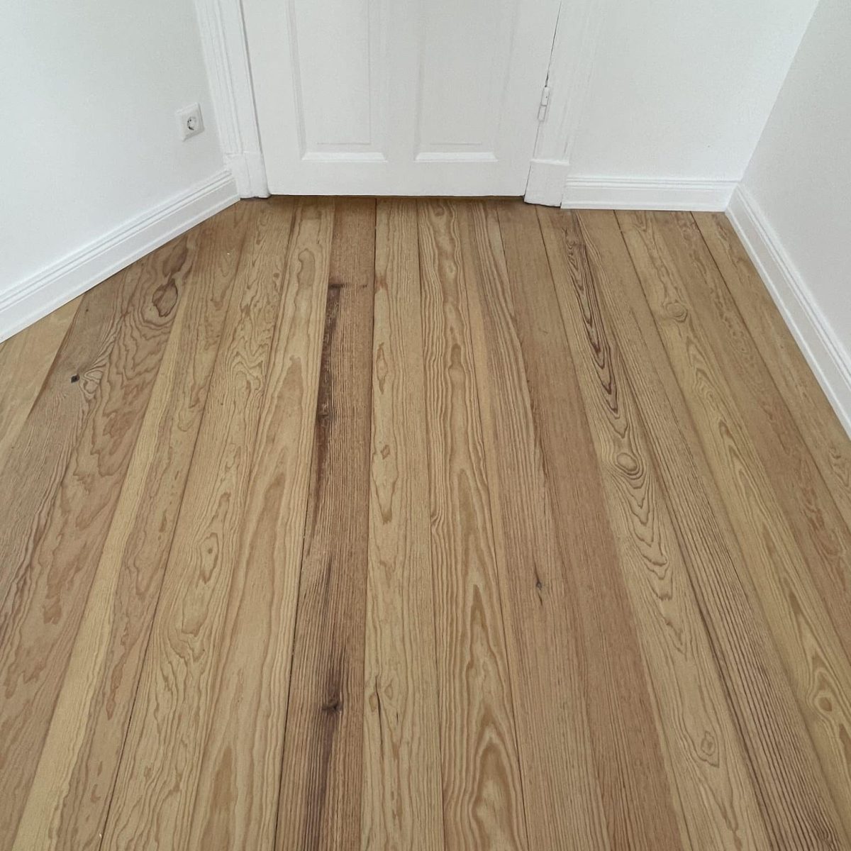 maler für Lackierung von Fußleitsen