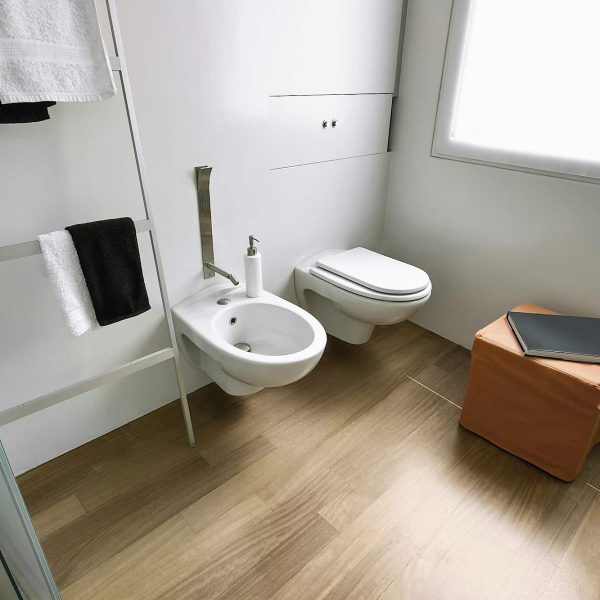 modern-bathroom-interior-with-wooden-floor.jpg