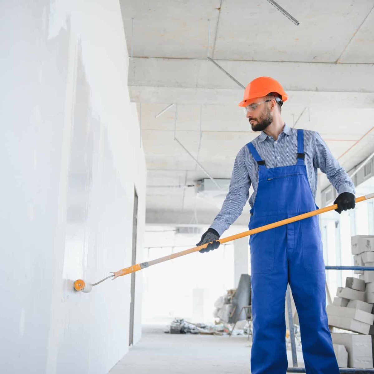 Maler Stade 2 painter-in-uniform-paints-the-wall-1-1.jpg